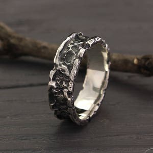 Exclusive volcanic wedding band for men and women in sterling silver with width 7mm