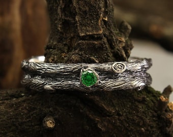 Unique tree bark wedding band with emerald, Branch and knots silver ring, Tree wedding band, Emerald wedding band, Unusual silver ring