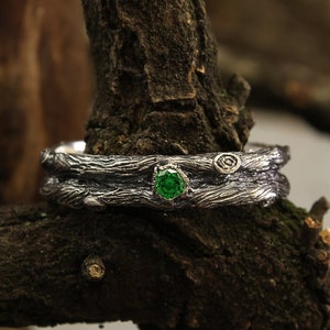 Unique tree bark wedding band with emerald, Branch and knots silver ring, Tree wedding band, Emerald wedding band, Unusual silver ring