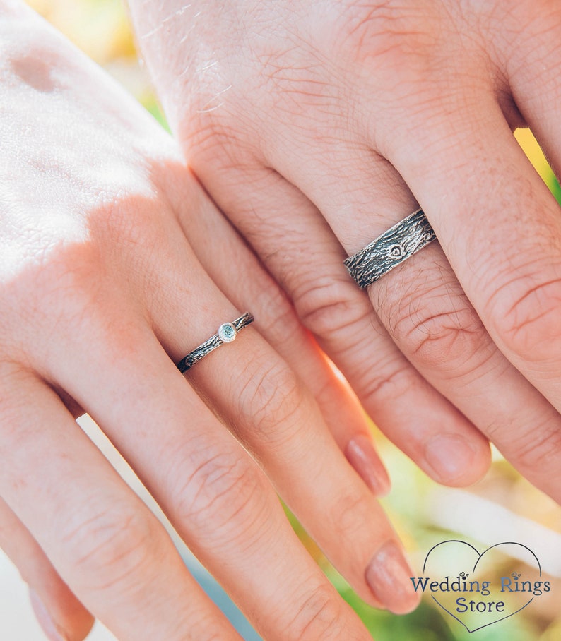 Holzrinde Silber Ehering Set für Sie und Ihn, Ihr Londoner Blauer Topas Ring und Seine flache Band im Wald Zweig Stil Bild 2