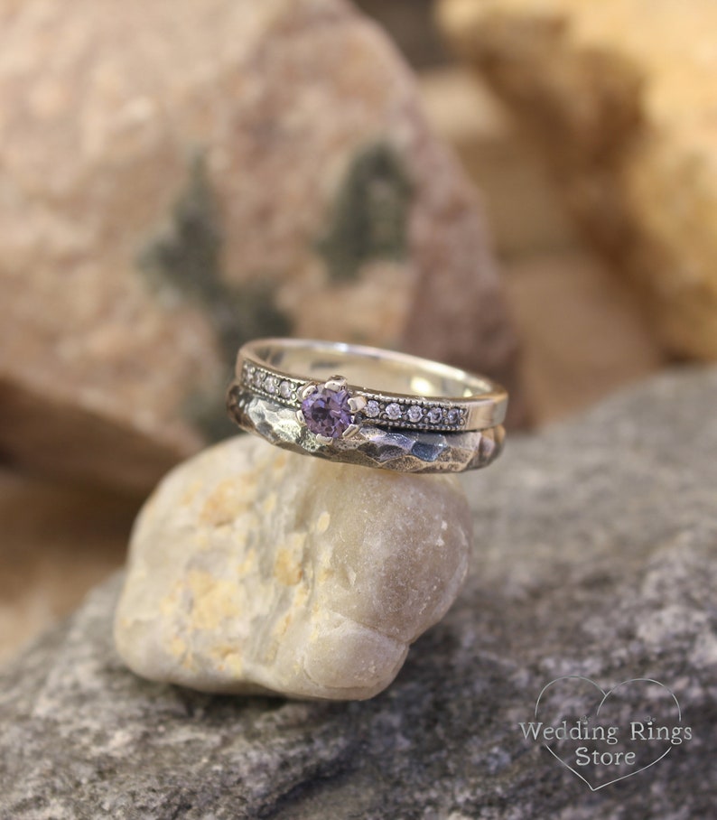 Amethyst Ring mit gehämmertem Band und seitlichen Steinen, moderner alternativer Verlobungsring, Amethystschmuck für Frauen, Weihnachtsgeschenk für sie Bild 3