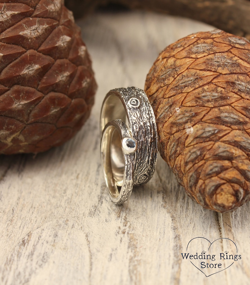 Holzrinde Silber Ehering Set für Sie und Ihn, Ihr Londoner Blauer Topas Ring und Seine flache Band im Wald Zweig Stil Bild 7