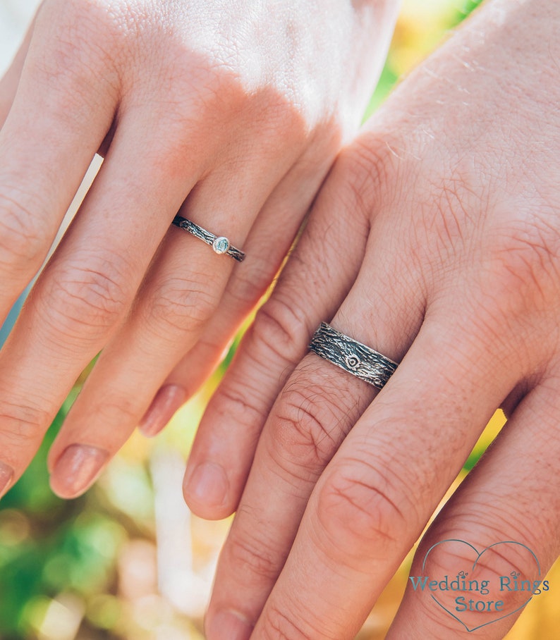 Holzrinde Silber Ehering Set für Sie und Ihn, Ihr Londoner Blauer Topas Ring und Seine flache Band im Wald Zweig Stil Bild 6