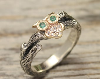 Anello di fidanzamento con gufo in oro su ramo d'argento con
