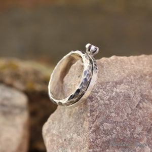 Amethyst Ring mit gehämmertem Band und seitlichen Steinen, moderner alternativer Verlobungsring, Amethystschmuck für Frauen, Weihnachtsgeschenk für sie Bild 5