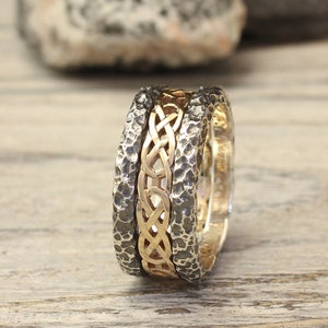Gehämmertes haltbares Silberband mit goldenem keltischem Muster, Herren keltischer Knoten Ehering, Zwei Metalle Ehering, Band des mutigen Mannes, schwerer Ring