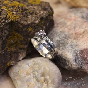 Amethyst Ring mit gehämmertem Band und seitlichen Steinen, moderner alternativer Verlobungsring, Amethystschmuck für Frauen, Weihnachtsgeschenk für sie Bild 4