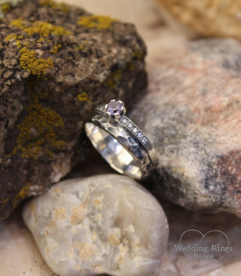 Amethyst Ring mit gehämmertem Band und seitlichen Steinen, moderner alternativer Verlobungsring, Amethystschmuck für Frauen, Weihnachtsgeschenk für sie Bild 4