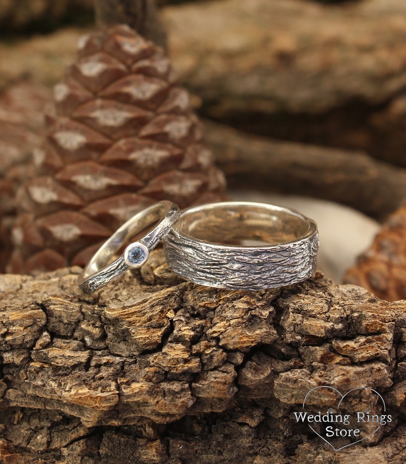 Holzrinde Silber Ehering Set für Sie und Ihn, Ihr Londoner Blauer Topas Ring und Seine flache Band im Wald Zweig Stil Bild 5