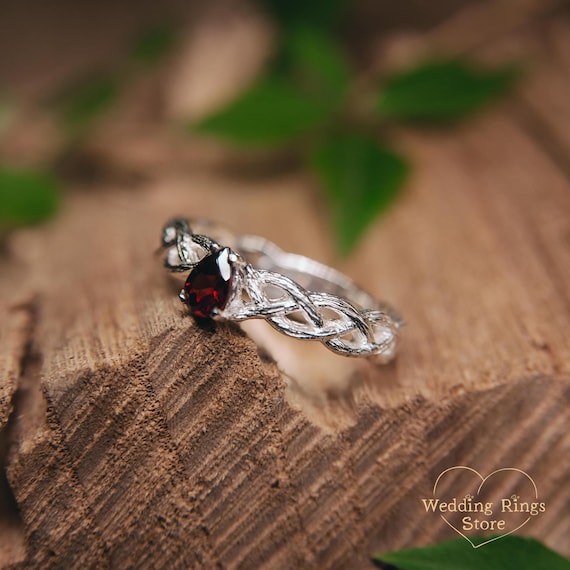 Bague de fiançailles branche d'arbre torsadée délicate avec grenat