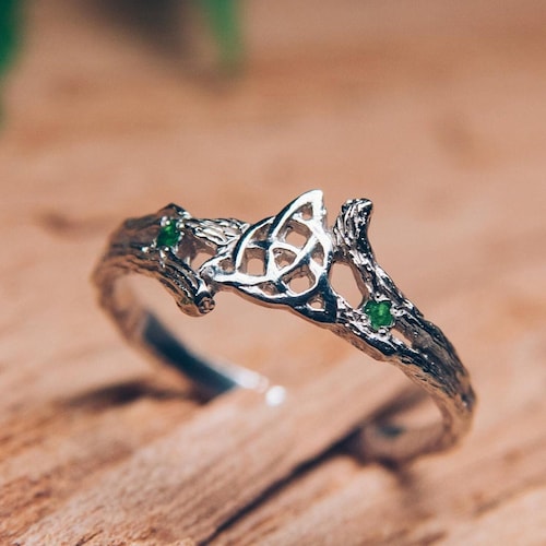 Bague de fiançailles celtique branche d'argent Triquetra et deux petites émeraudes véritables - Bague brindille vintage brillante avec 2 pierres vertes - Joli cadeau pour femme