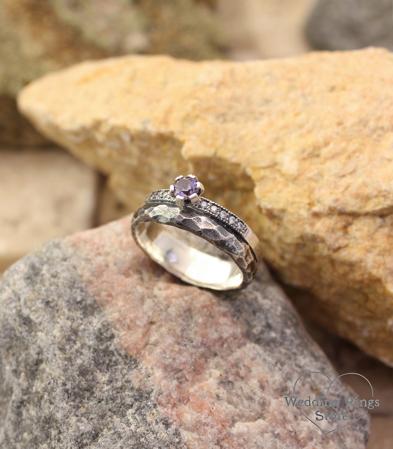 Amethyst Ring mit gehämmertem Band und seitlichen Steinen, moderner alternativer Verlobungsring, Amethystschmuck für Frauen, Weihnachtsgeschenk für sie Bild 1