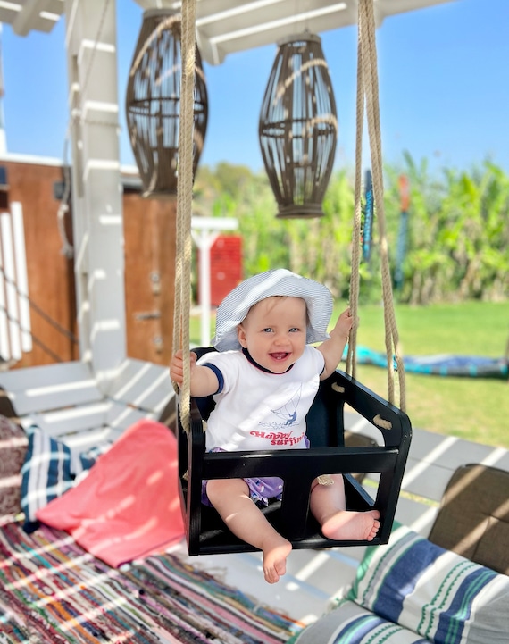 Columpio infantil fabricado en madera para uso exterior y jardín