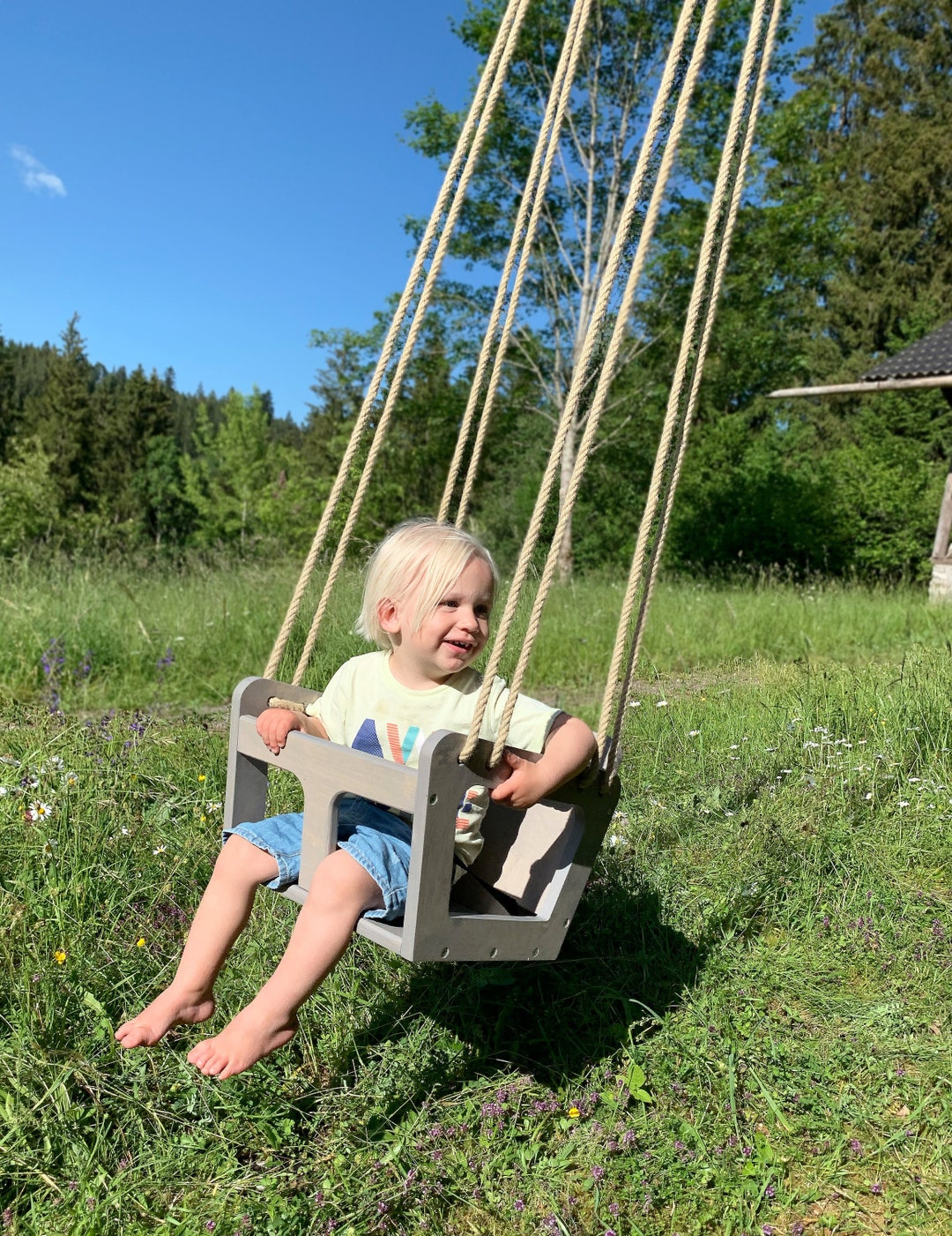 Zwarte houten kinderschommel voor buiten en in de tuin. Peuterschommel, houten schommel, tuinschommel, babyschommel. - België