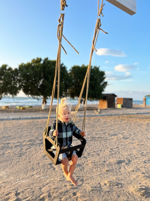 Columpio infantil fabricado en madera para uso exterior y jardín