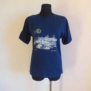 Marimekko Dunkelblau Kotka Print T Shirt Frauen Marimekko T-Shirt Baumwoll-Jersey-T-Shirt Stadt Print T-Shirt Vintage-Top Marimekko Top Alltagskleidung