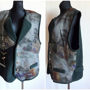 Puede incluir: Un chaleco de color verde y gris con estampado, cierre de botones y un bolsillo en la parte delantera. El chaleco tiene un dise&ntilde;o tradicional con una escena de caballos y un carro.
