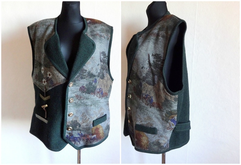 Puede incluir: Un chaleco de color verde y gris con estampado, cierre de botones y un bolsillo en la parte delantera. El chaleco tiene un dise&ntilde;o tradicional con una escena de caballos y un carro.