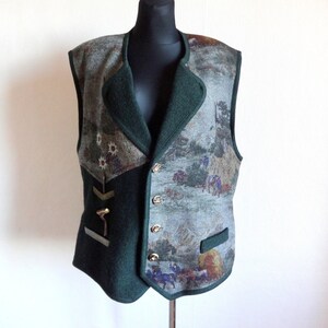 Puede incluir: Un chaleco estampado en verde y marr&oacute;n con cierre de botones y una pieza met&aacute;lica decorativa en el lado izquierdo.