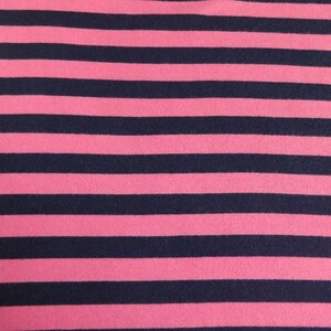 K&ouml;nnte beinhalten: Rosa-blauer gestreifter Stoff. Der Stoff hat ein horizontales Streifenmuster.