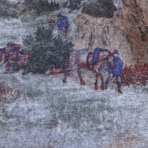 Puede incluir: Una ilustraci&oacute;n de estilo vintage de un carruaje tirado por caballos que viaja por un paisaje nevado. El carruaje es tirado por dos caballos, y una persona va en el carruaje. La ilustraci&oacute;n est&aacute; impresa en una tela gris.