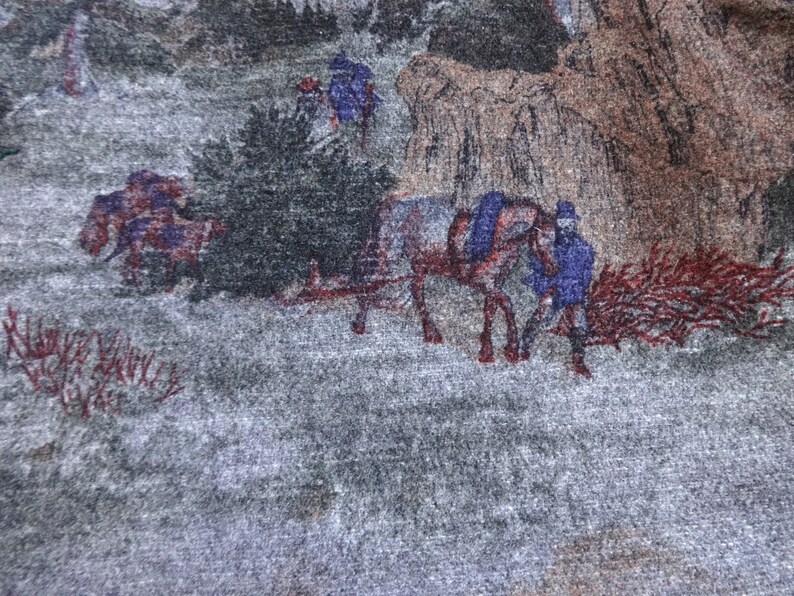 Puede incluir: Una ilustraci&oacute;n de estilo vintage de un carruaje tirado por caballos que viaja por un paisaje nevado. El carruaje es tirado por dos caballos, y una persona va en el carruaje. La ilustraci&oacute;n est&aacute; impresa en una tela gris.