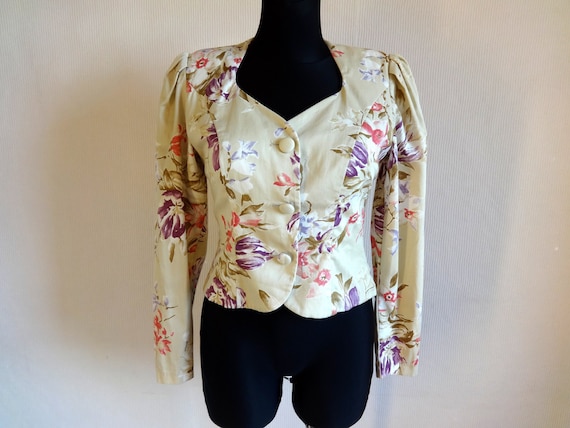 Laura Ashley Vintage Beige & Floral Blazer Buttons Closure Padded Shoulders Longer Back False Slit Formal Blazer Vintage Clothign