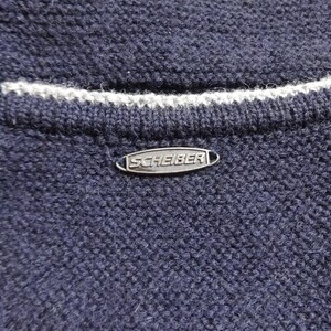 Puede incluir: Un su&eacute;ter azul marino con ribete blanco y una etiqueta de metal plateado que dice "SCHEIBER".