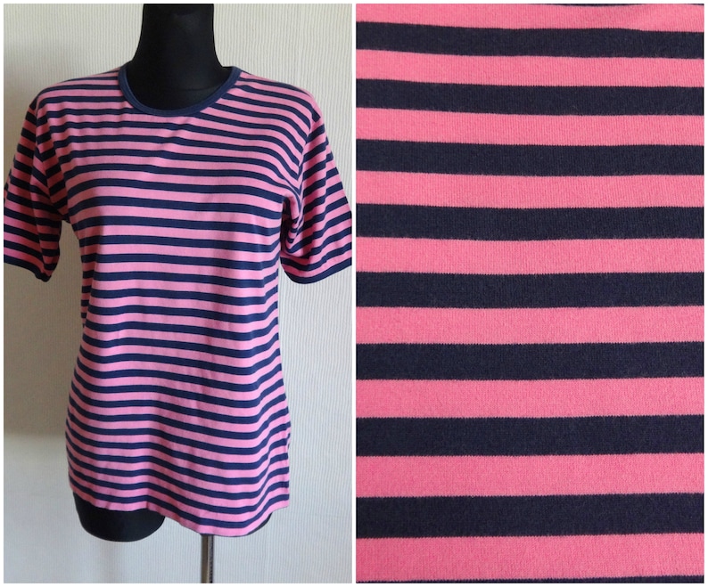 K&ouml;nnte beinhalten: Ein pinkfarbenes T-Shirt mit dunkelblauen Streifen und kurzen &Auml;rmeln.