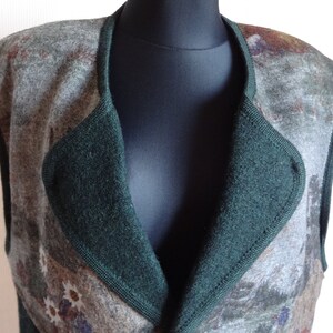 Puede incluir: Un chaleco sin mangas con cuello verde y un dise&ntilde;o estampado en tonos marrones, grises y blancos.