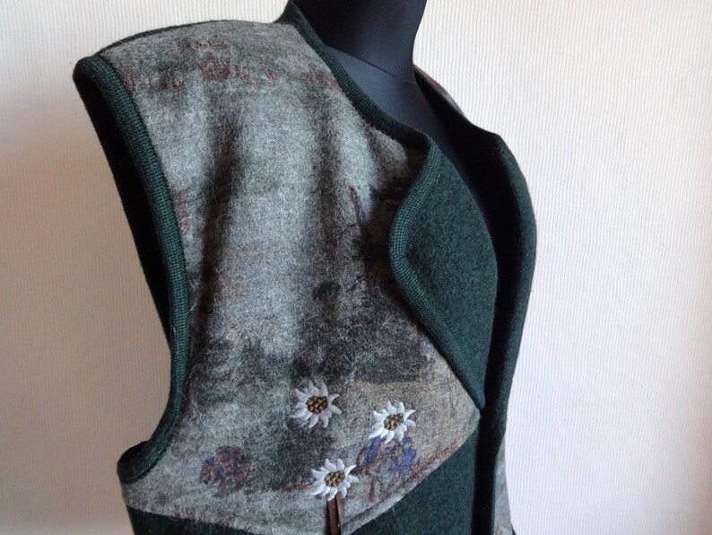 Puede incluir: Un chaleco sin mangas con un dise&ntilde;o estampado en verde y gris. El chaleco tiene cuello y cierre de cremallera. El estampado incluye flores blancas bordadas.