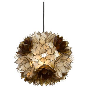 Op de afbeelding: Een ronde hanglamp gemaakt van beige en bruine schelpstukken, die lijkt op een tros lotusbloemen.
