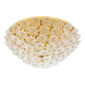Può includere: Un lampadario da soffitto rotondo in oro con più paralumi in vetro trasparente a forma di fiore.