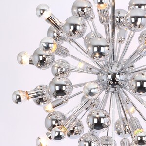 Op de afbeelding: Een chromen kroonluchter met meerdere ronde lampen, die een modern en geometrisch ontwerp cre&euml;ren.
