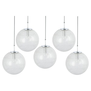 Peut inclure: Ensemble de cinq lampes suspendues en verre globe transparent avec des luminaires en chrome. Chaque globe a une surface textur&eacute;e et est suspendu &agrave; un cordon fin.