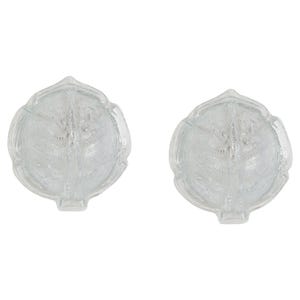 Könnte beinhalten: Zwei klare Glas-Wandleuchten mit einer strukturierten, geblähten Oberfläche. Die Leuchten haben eine runde Form mit einer leicht erhöhten Mitte.