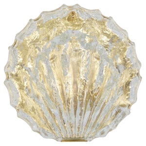Könnte beinhalten: Dekorative Wandleuchte mit gewelltem Rand und Muscheldesign. Die Leuchte hat ein klares, strukturiertes Glas mit Goldblatt-Akzenten. Die Leuchte hat eine kleine, goldfarbene Montagehardware.