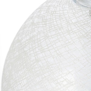 Peut inclure: Un abat-jour de lampe en verre blanc avec un motif d&eacute;licat et complexe de lignes entrecrois&eacute;es.