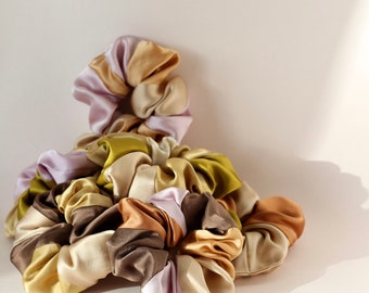Patchwork zijde scrunchie // satijn zijden haardas // natuurlijk geverfde scrunchie // plant geverfde scrunchie