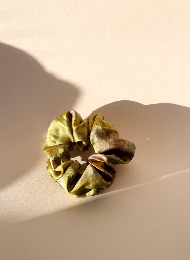 Scrunchie de seda teñida botánicamente // corbata de pelo teñida de plantas // scrunchie teñido naturalmente // scrunchie teñido en paquete imagen 2