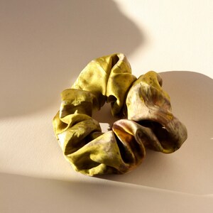 Scrunchie de seda teñida botánicamente // corbata de pelo teñida de plantas // scrunchie teñido naturalmente // scrunchie teñido en paquete imagen 3