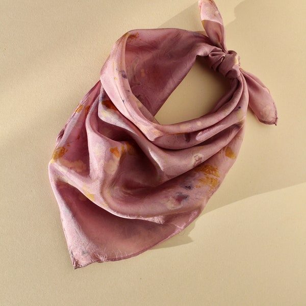 Foulard en soie teint botaniquement// foulard en soie teint végétal // soie teinte naturellement// foulard teint à la main