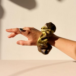 Scrunchie de seda teñida botánicamente // corbata de pelo teñida de plantas // scrunchie teñido naturalmente // scrunchie teñido en paquete imagen 4