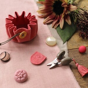 Seki Japan Mini Scissors and Mini Drawstring Pouch Set