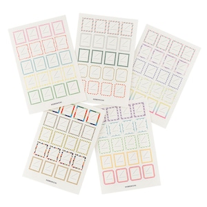 Può includere: Un set di sei fogli di adesivi con motivi colorati e quadrati vuoti per scrivere. Ogni foglio ha un motivo diverso e include la parola "Hobonichi" in basso.