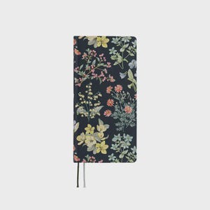Op de afbeelding: Een rechthoekige planner met een donkerblauwe kaft voorzien van een botanische print van diverse bloemen in geel-, roze- en lichtblauwe tinten. Het jaartal 2027 staat in kleine witte letters op de voorkant en twee dunne bladwijzers hangen onderaan.