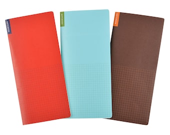 Op de afbeelding: Drie notitieboekjes met gekarteld papier. De notitieboekjes zijn rood, blauw en bruin. Elk notitieboekje heeft het woord "NOTEBOOK" op de omslag gedrukt.