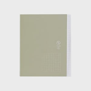 Puede incluir: Un cuaderno verde salvia con un patrón de cuadrícula en la portada y un patrón de cuadrícula blanco en las páginas derechas. El texto "TSUKI no IRO" está impreso en la portada.