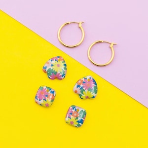 Könnte beinhalten: Handgemachtes Holzschild mit dem Text "Welcome" in verspielter Schrift. Das Schild ist weiß lackiert mit einem Used-Look und hat ein kleines, dekoratives Herz. Abmessungen: ca. 30 cm breit und 15 cm hoch.