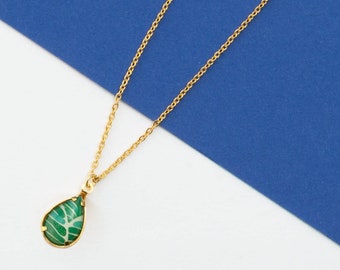 Kurze Halskette, Anhänger, Harz, „Green Leaf“-Muster, Gold/Silber/Bronze, Modell EVE